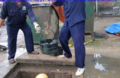 Sự vất vả của công nhân thông cầu cống nghẹt Đà Nẵng Sự vất vả của công nhân thông cầu cống nghẹt Đà Nẵng